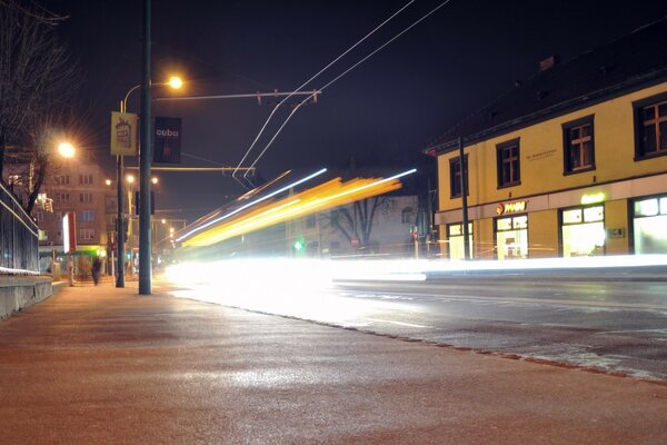 Strada illuminata di notte