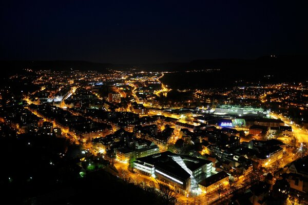 Schönes Panorama der Nachtstadt