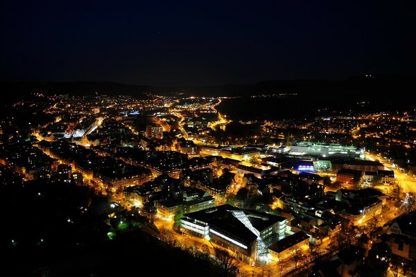 Piękna panorama nocnego miasta