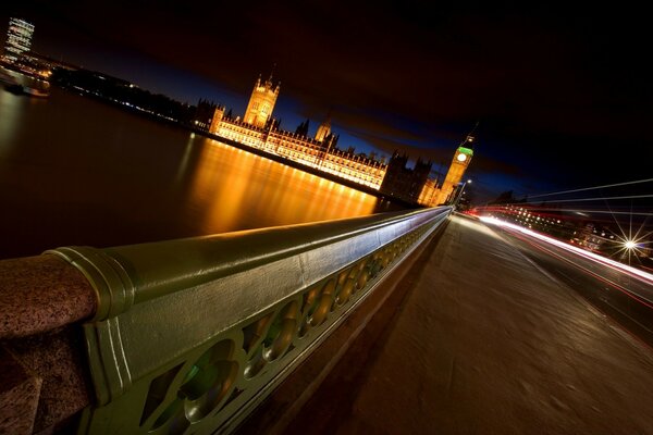 Nacht schöner Blick auf London von der Brücke