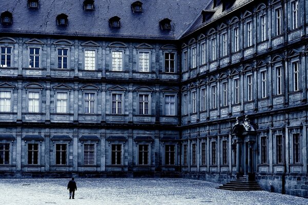 La vieille maison est toujours debout et il y a une lumière jusqu à ce que