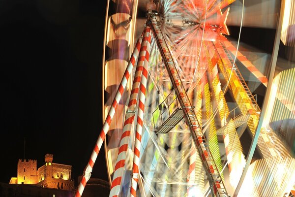 Riesenrad leuchtet nachts