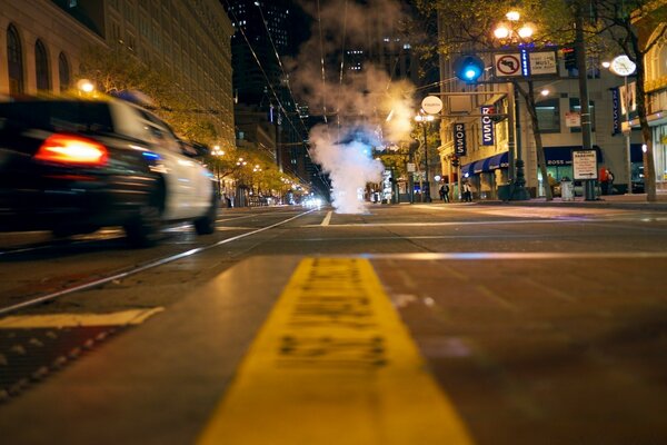 Straße in der Nacht auf der Straße des Autos