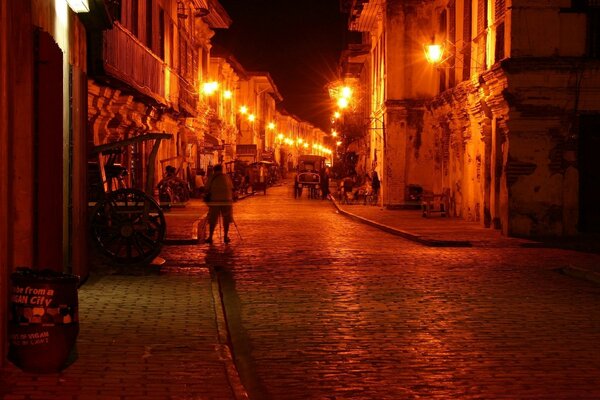 Un transeúnte al azar. Calle nocturna