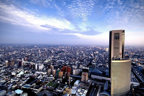 Una ciudad moderna bajo el cielo con nubes