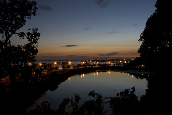 Pôr do sol em uma ponte iluminada