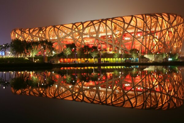 Iluminación nocturna reflejada en el agua