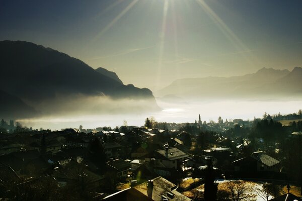 Morgennebel über dem Wasser in der Nähe der Stadt