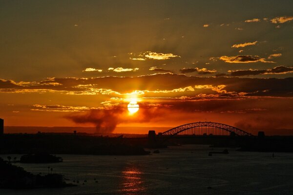 Hermoso amanecer en el puente