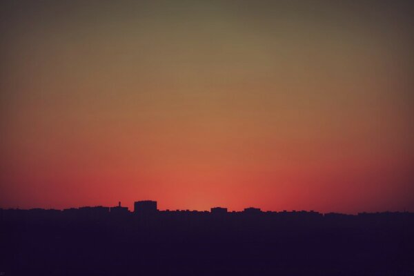 Roter Sonnenuntergang. Gebäude in der Ferne