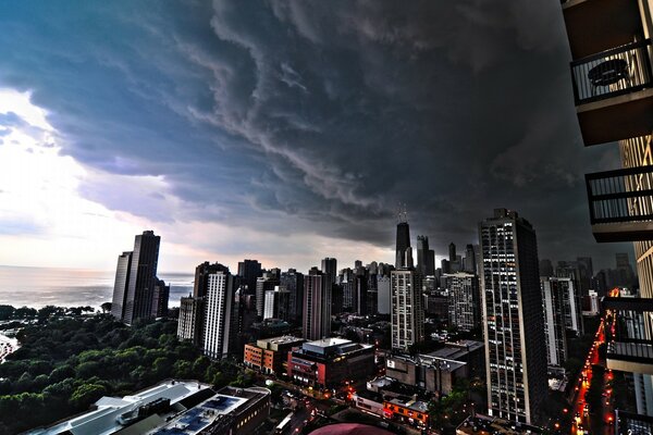 Des nuages sombres envahissent la ville