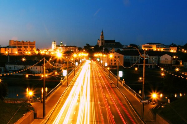 Estrada vazia na cidade da noite