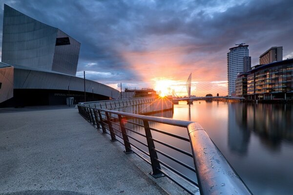 Beau coucher de soleil de la ville du soir