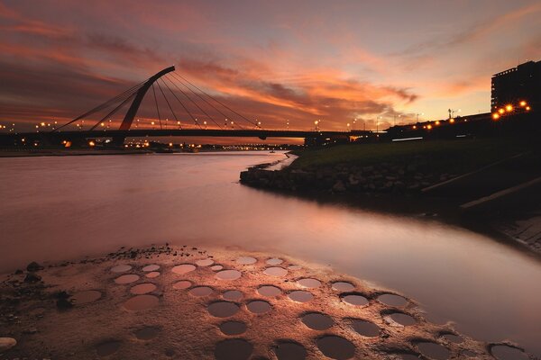 Puesta de sol urbana en el fondo del lago por la noche