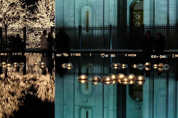 Reflexion im Wasser Tempel und Menschen