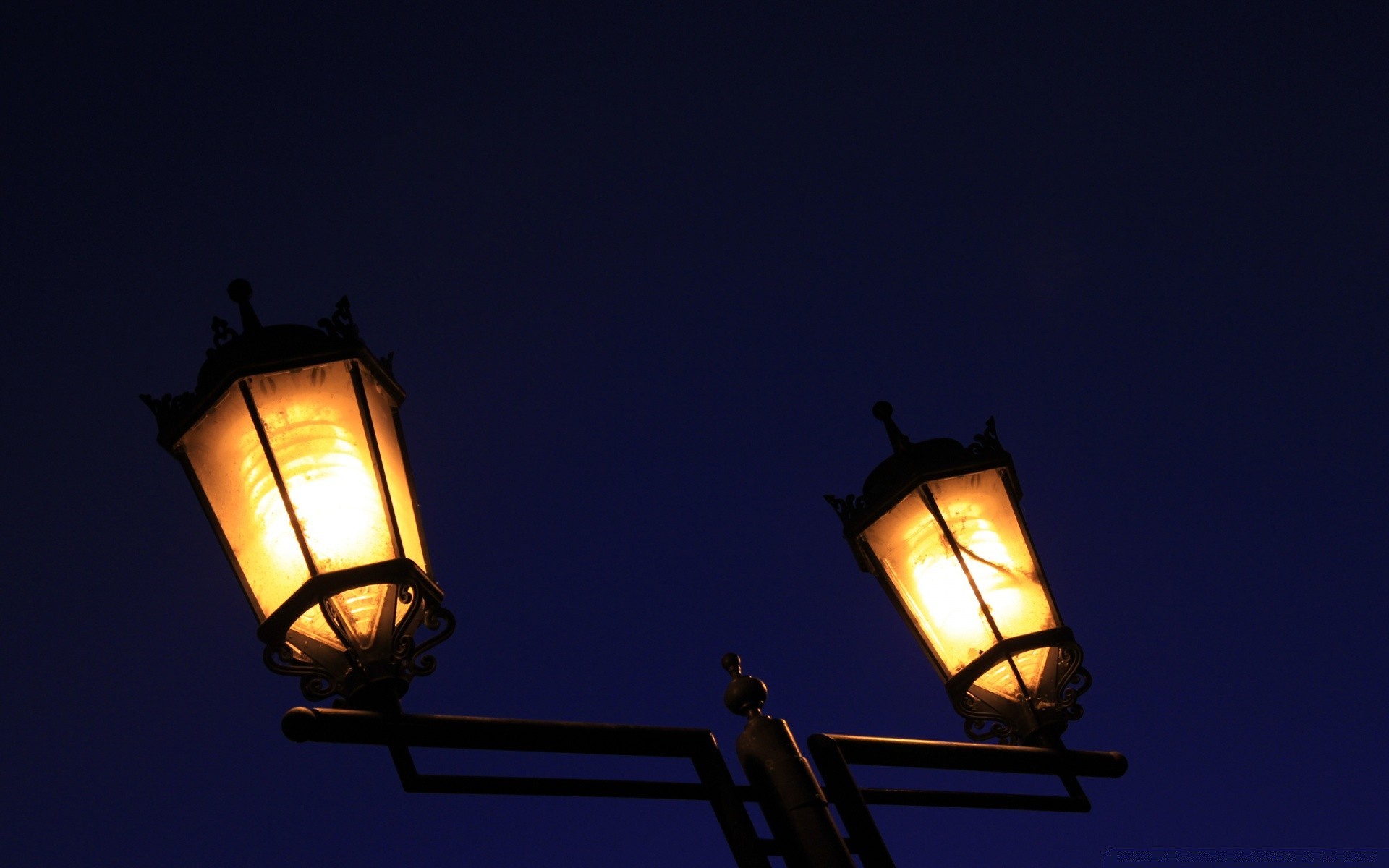 otras ciudades linterna lámpara iluminado electricidad luz oscuro noche lámpara semáforo llama brillante crepúsculo vela luna farol quemado hardware cielo energía