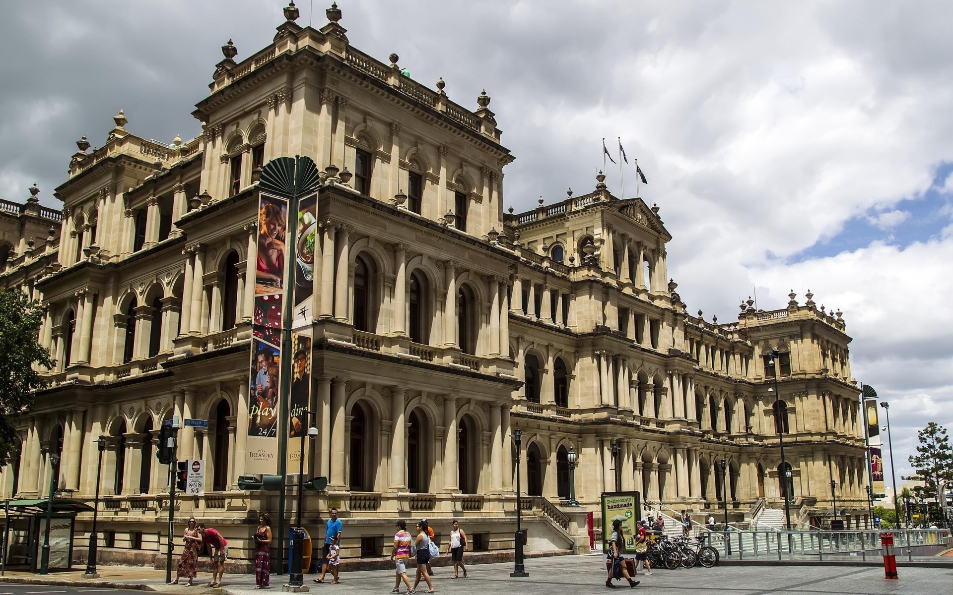 outras cidades arquitetura viagens casa cidade ponto de interesse turismo ao ar livre antigo velho castelo cidade céu luz do dia turista fachada rua urbano histórico praça