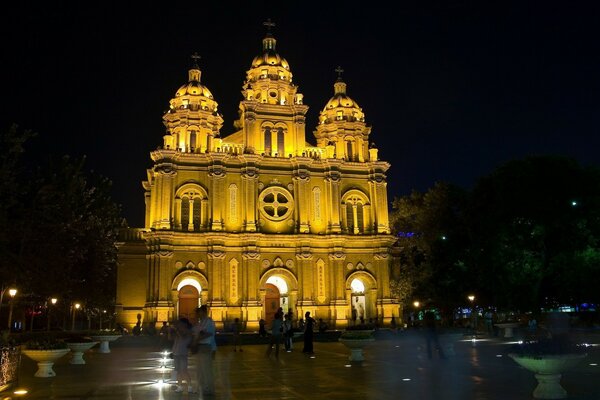 Église dans la nuit à la lumière des lanternes