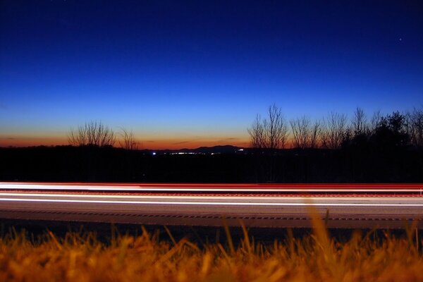 Nocna autostrada ze ścieżką świateł