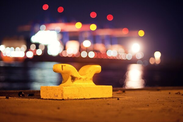 Figura concreta sulla spiaggia di notte