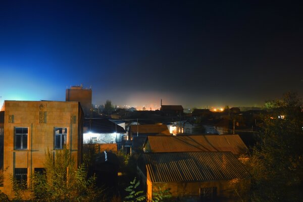 Cielo oscuro sobre la ciudad de la noche