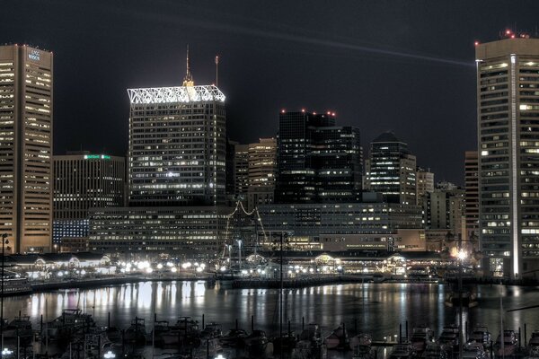 El centro de la ciudad en las luces y el reflejo en el río