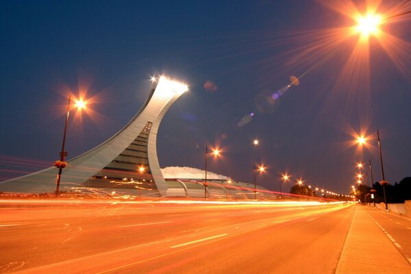 Crepúsculo en carreteras iluminadas en la ciudad