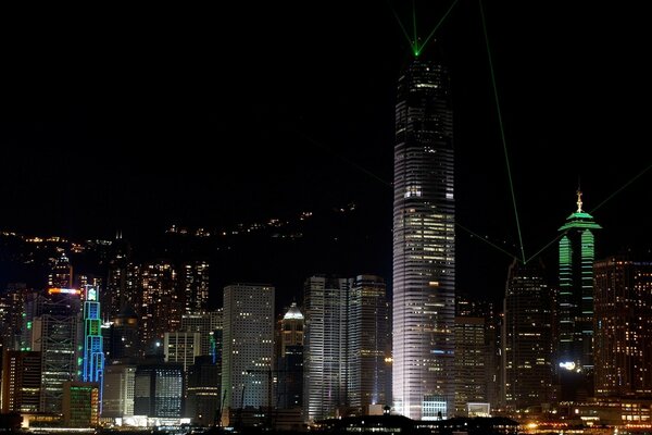 Ciudad nocturna y rascacielos luminosos