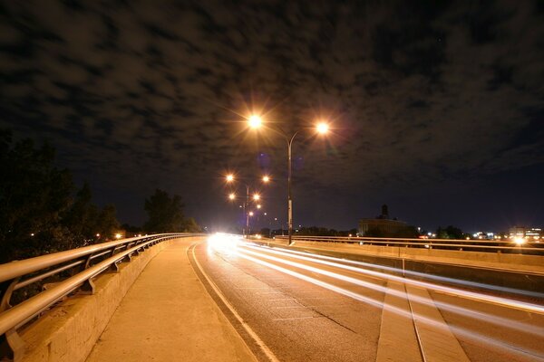 Nächtliche Schnellstraße im Licht der Laternen