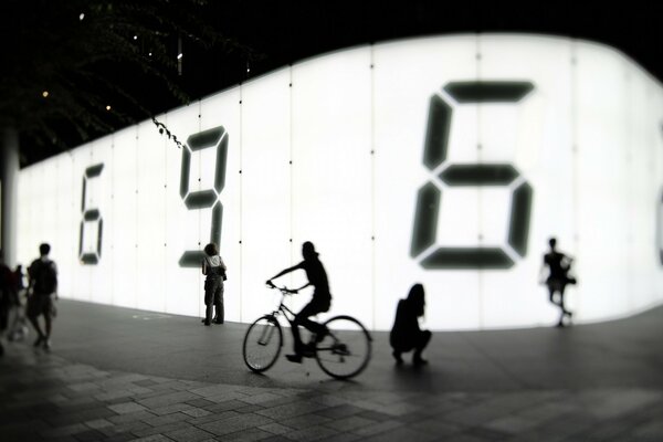 Homme à vélo le long de la clôture