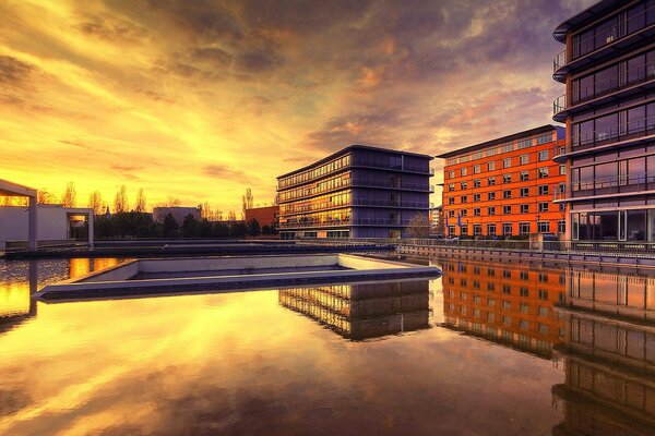 Sonnenuntergang in der Stadt. Eigelb Himmel