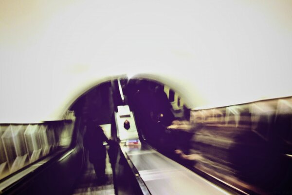 Escalator de métro avec des contours flous