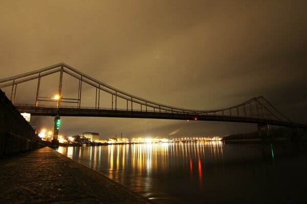 Die Brücke in der Nacht in die Ferne Lichter