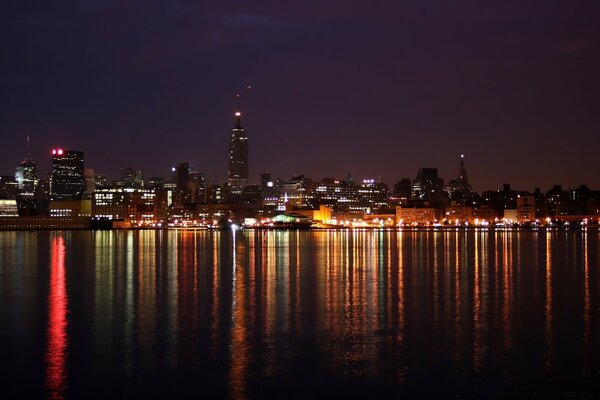 Riflesso delle luci della città nel fiume