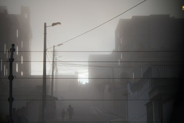 Aube brumeuse dans la ville