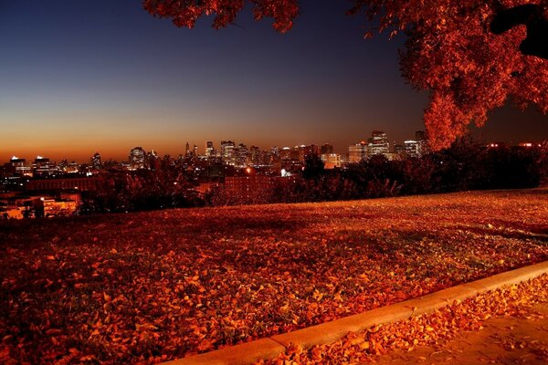 Herbst Sonnenuntergang über der Stadt