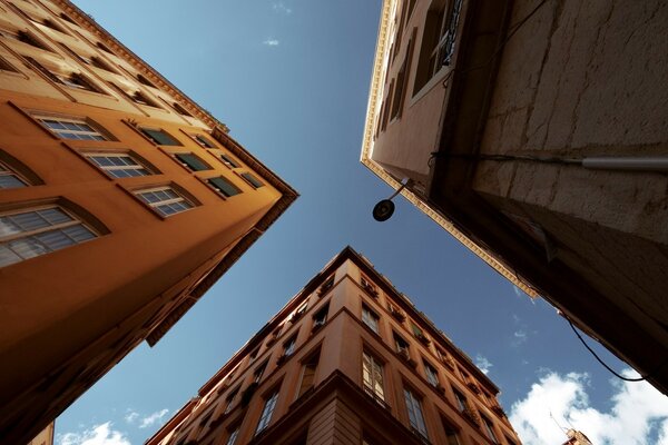 Cielo. Casas altas de la ciudad