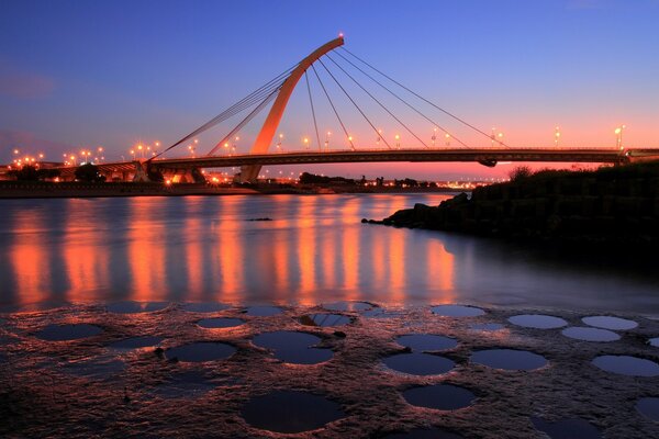 Puente al atardecer sobre el río