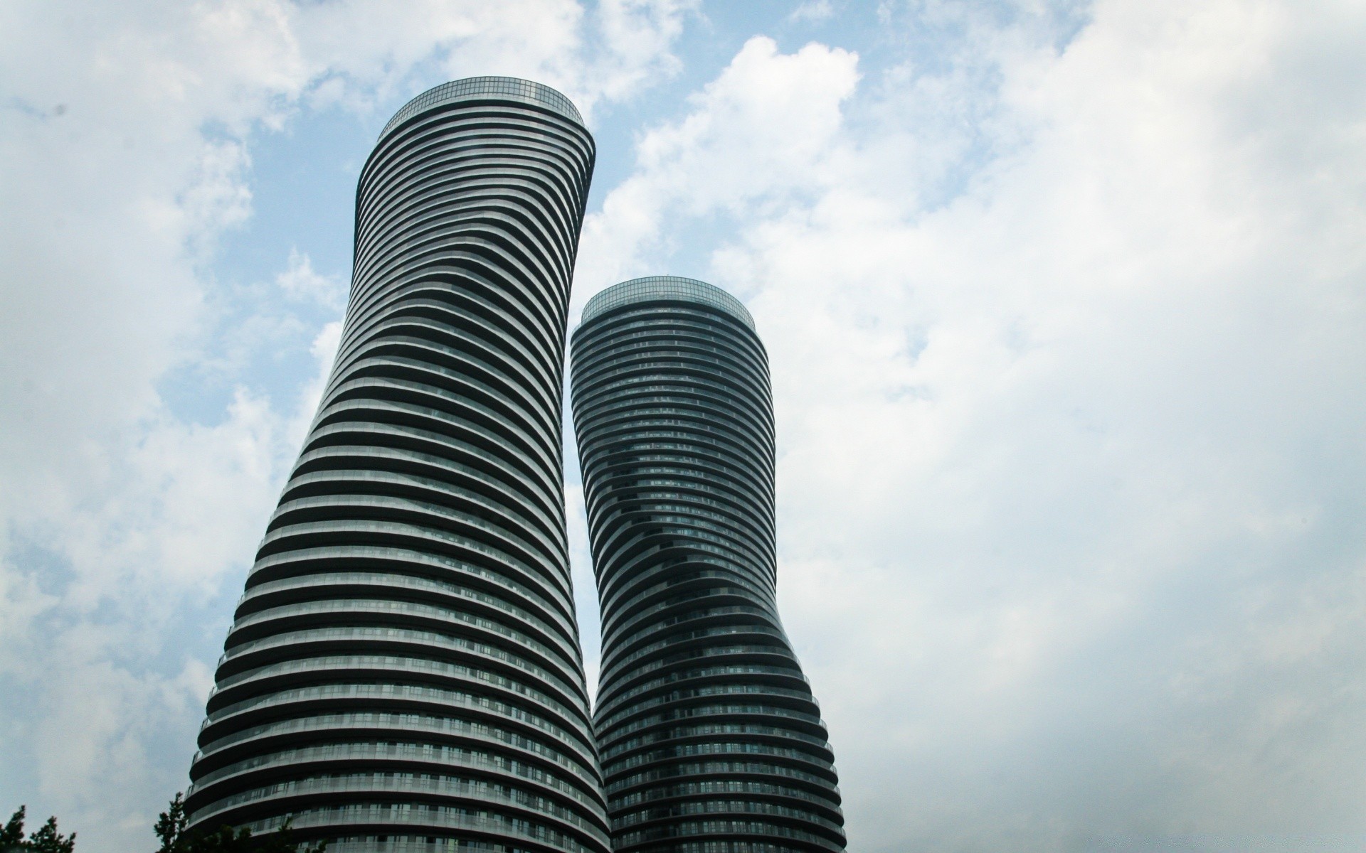 haus und interieur architektur himmel wolkenkratzer hoch stadt innenstadt haus geschäft hoch modern urban turm büro skyline modern futuristisch stadt glas ausdruck