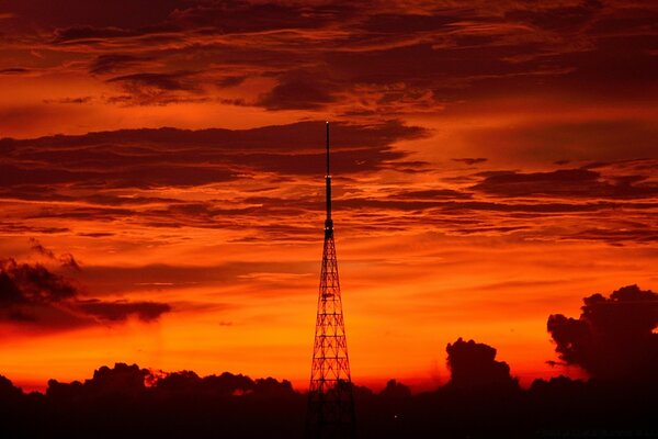 Coucher de soleil rouge et ligne électrique au loin