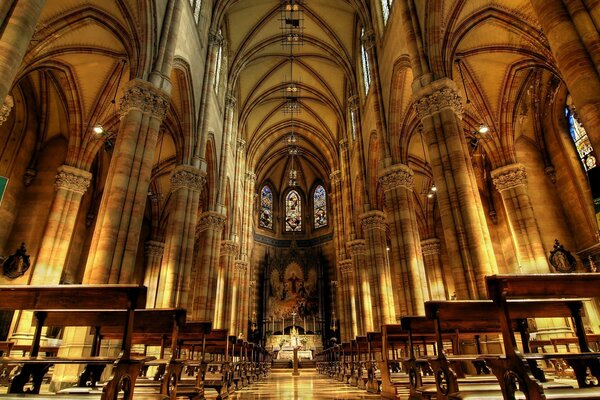 Église vide avec une belle architecture