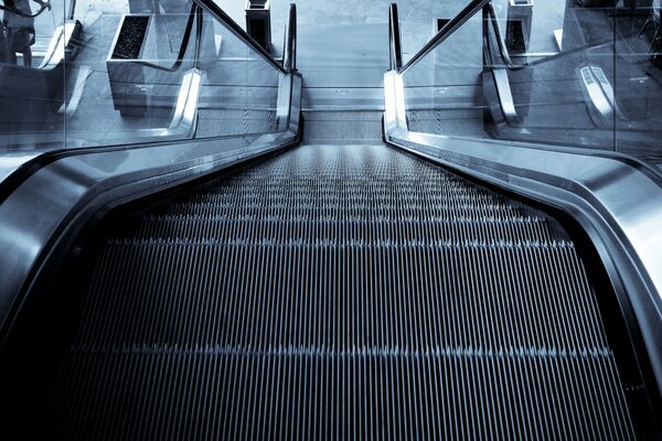 Escalera mecánica en el metro en tonos oscuros