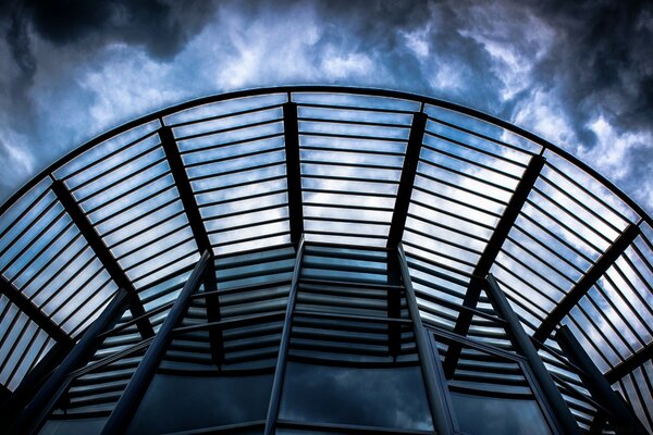 Techo de cristal contra el cielo con nubes