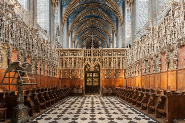 Beauté architecturale dans un temple chrétien