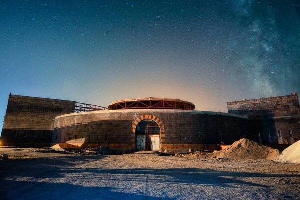 Casa abandonada en medio de la luz de la Luna