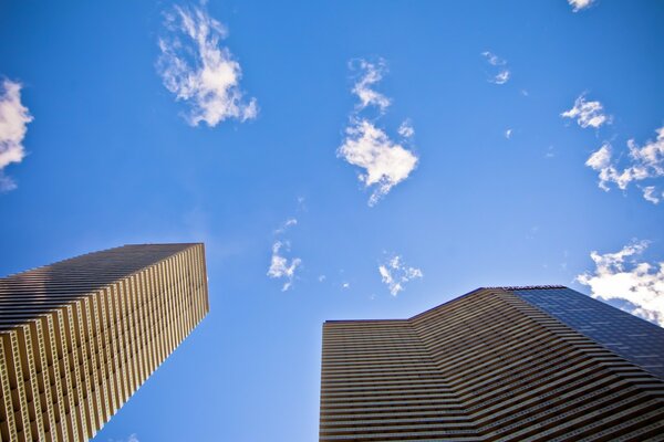 Case contro il cielo blu