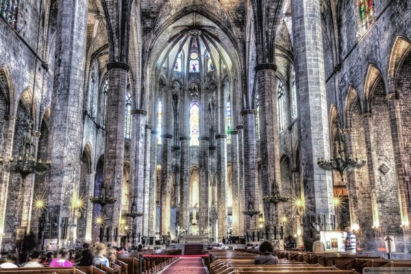 Catedral gris desde dentro con gente