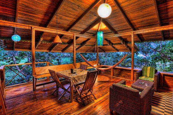 Na aldeia, há uma cabana perto da altura da árvore lá em cima como um conto de fadas