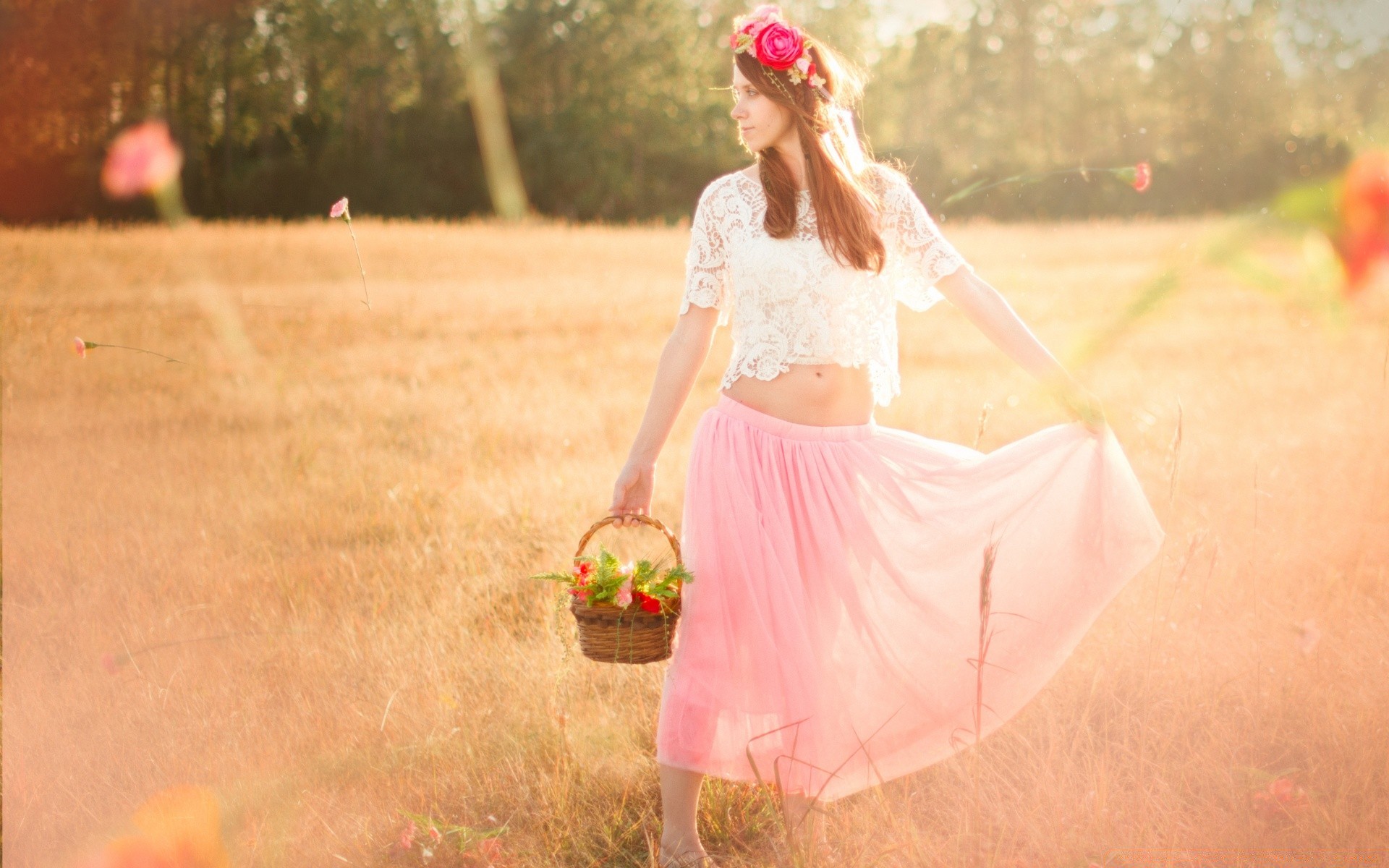 romance fille herbe en plein air nature été femme loisirs robe plaisir enfant jeune parc foin champ loisirs beau temps bonheur portrait mode de vie