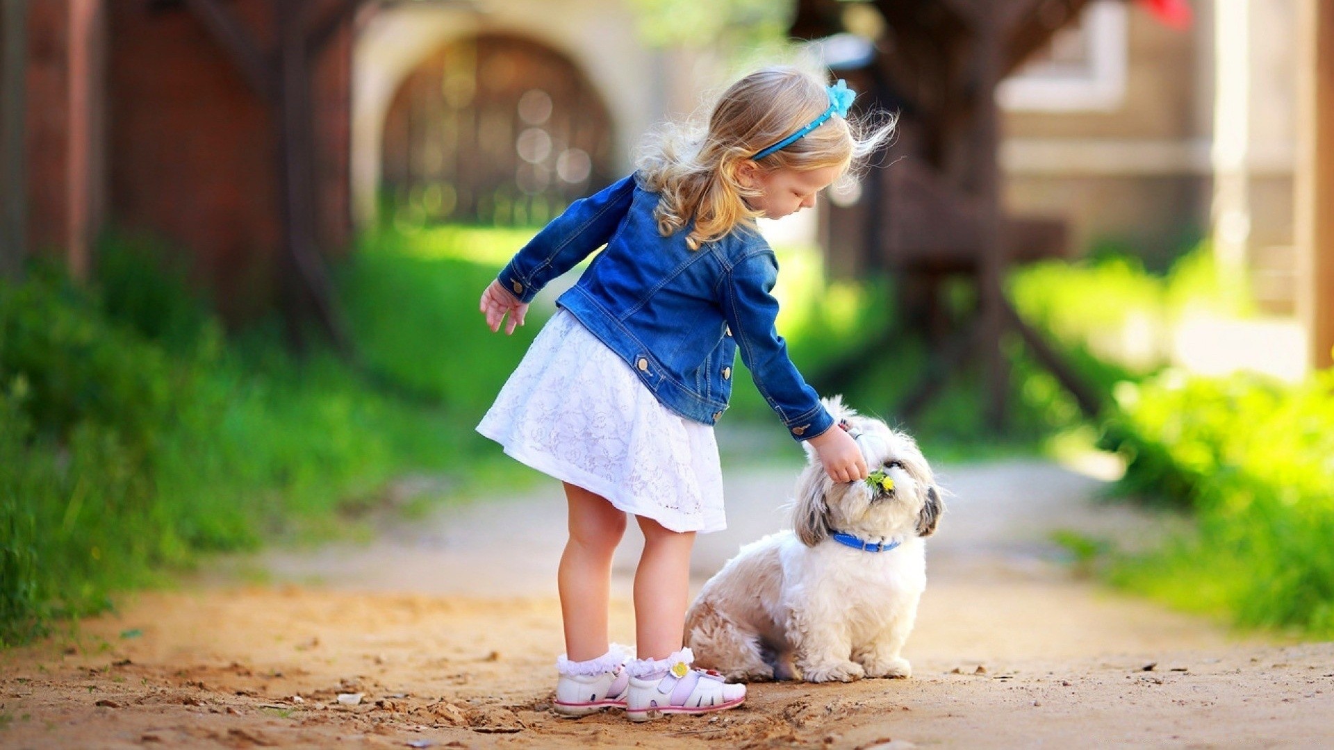 enfants enfant fille plaisir bonheur été loisirs en plein air mignon mode de vie parc jeune nature peu femme amour